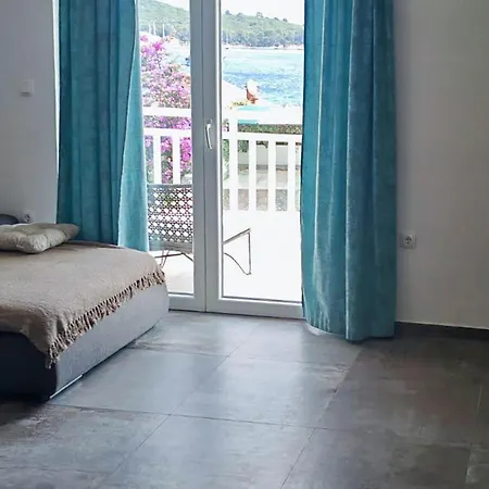 2 Bedroom Gorgeous In Lumbarda 科尔丘拉