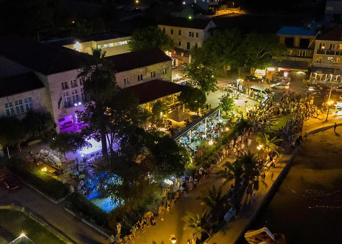 2 Bedroom Gorgeous In Lumbarda Appartamento *